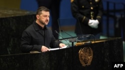 Президент України Володимир Зеленський виступає під час загальних дебатів Генеральної асамблеї Організації Об'єднаних Націй у штаб-квартирі ООН у Нью-Йорку 24 вересня 2025 року