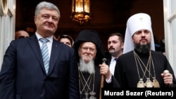 Зліва направо: президент України Петро Порошенко, Вселенський патріарх Варфоломій і глава Православної церкви України митрополит Епіфаній. Стамбул, 5 січня 2019 року. Цього дня було підписано томос для ПЦУ
