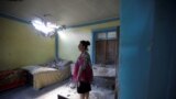 Într-o casă despre care localnicii din satul Dondar Quschi, Azerbaidjan, spun că a fost distrusă în timpul schimburilor de focuri la granița dintre Armenia și Azerbadijan, 15 iulie, 2020