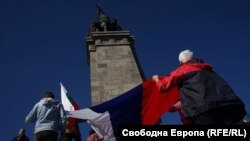 Хора носят знамето на Русия и това на България пред паметника на съветската армия в София на 9 май 2021 г.