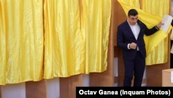 Джордже Симион на избирательном участке