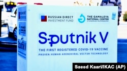 Rusia folosește vaccinul ca o armă diplomatică prin transportul de cantități mari în ciuda ratei mici de vaccinare de acasă