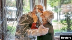 Pandemia ne-a învățat să ne îmbrățișăm de la distanță, uneori doar din priviri.