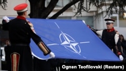 Скопје- знамето на НАТО пред македонското собрание