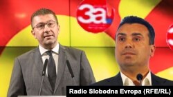Заедничка фотографија на лидерите на ВМРО-ДПМНЕ и СДСМ Христијан Мицкоски и Зоран Заев. 