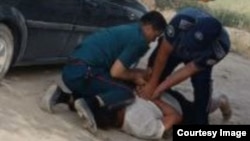 Инспекторы по профилактике пытаются силой заставить фермера Сирожиддина Курбанова из Кашкадарьи доставить в отделение милиции