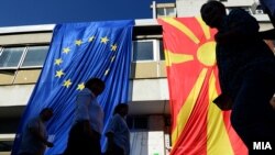 Otvaranje pristupnih pregovora u slučaju Severne Makedonije je bezuslovno (na fotografiji zastave EU i Severne Makedonije), dok Albanija treba da ispuni niz uslova