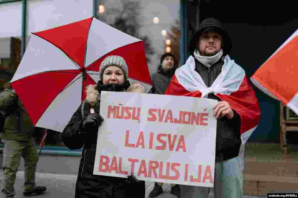 На плякаце па-літоўску напісана: «Наша мара — вольная Беларусь».