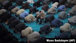 В чеченской мечети, иллюстративная фотография