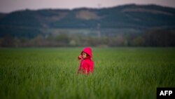 Un copil, în apropierea taberei de refugiați de la Idomeni, la granița greco-macedoneană