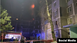 Incendiu la o clădire din Kursk după un atac ucrainean cu drone.