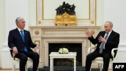 Președintele rus Vladimir Putin și Qasym-Zhomart Toqaev, în timpul întâlnirii de la Kremlin, de pe 11 noiembrie 2025