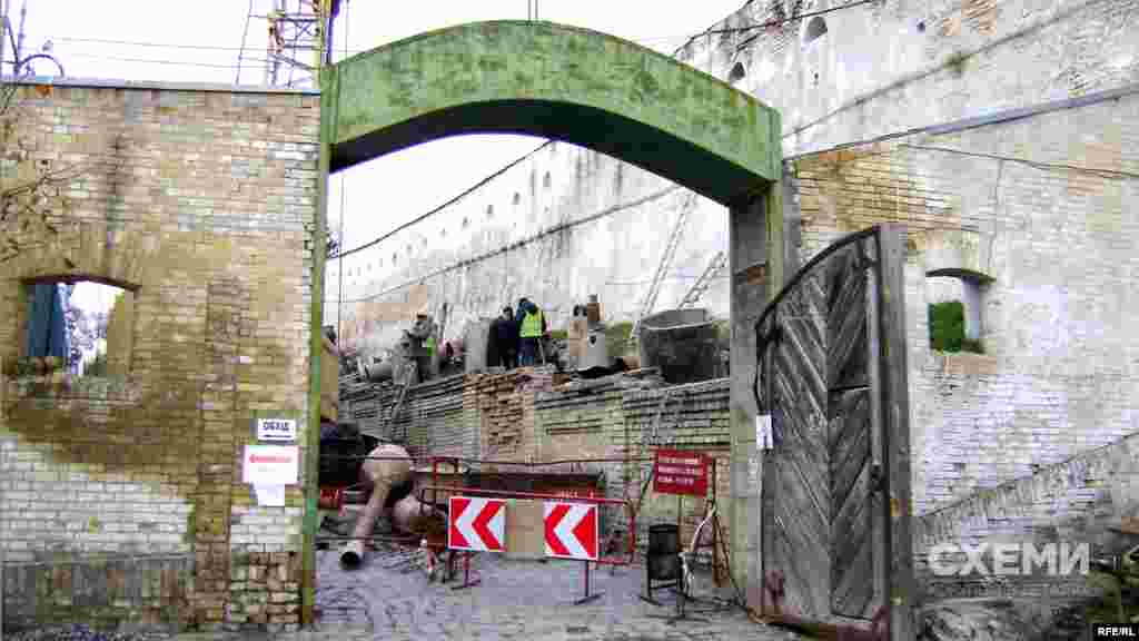 Брама біля 54-го корпусу заповідника також змінилася до невпізнаваності.