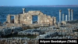 Există temeri că site-ul Patrimoniului Mondial UNESCO al Chersonesos-ului Tauric ar putea fi afectat, deoarece autoritățile ucrainene nu pot monitoriza lucrările arheologice din acest oraș antic de la Marea Neagră. (Foto: Artyom Geodakyan/TASS)
