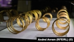 Brățări dacice expuse în tezaurul Muzeului Național de Istorie București (imagine de arhivă).