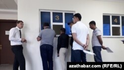 Çoganly. Ýol polisiýasynyň kassasynyň öňündäki nobat. Iýun, 2018.