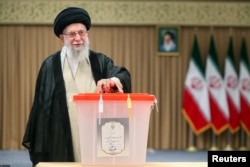 Liderul suprem, ayatollahul Ali Khamenei, votează în turul II al alegerilor prezidențiale iraniene, de pe 5 iulie 2024.