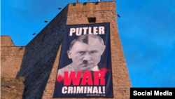 Плакат на стіні замку у Нарві, 2025 рік