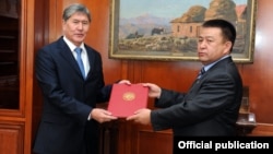 Чыныбай Турсунбеков с президентом Алмазбеком Атамбаевым.