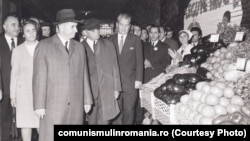 Ceaușescu asocia deseori băile de mulțime cu magazinele alimentare și cu piețele agricole. Aici vizitează piața Obor în octombrie 1971. Sursa: comunismulinromania.ro (MNIR)