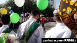 Окончание учебного года в Туркменистане родители учащихся называют "сезоном взяточничества". 