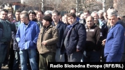 Работници во кичевската фабрика за производство на челични далекуводи, подружница на ЕМО од Охрид.