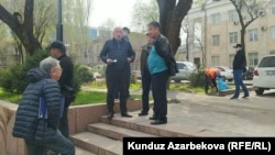 Боршайкомдун алдындагы акция. Сүрөттө Коммунисттер партиясынын лидери Исхак Масалиев (ортодо).