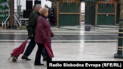 Луѓе шетаат на плоштадот Македонија во Скопје