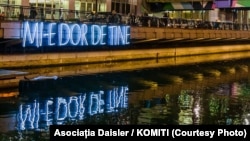 Aproape un milion de români figurează cu domiciliul sau reședința în Marea Britanie, arată datele centralizate de Ministerul Afacerilor Externe, transmise Europei Libere. Mesajul „Mi-e dor de tine”, la Canary Wharf, Londra, noiembrie 2019. 