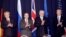 Predsjednik Srbije Slobodan Milošević, predsjednik Predsjedništva BiH Alija Izetbegović, predsjednik Hrvatske Franjo Tuđman i državni sekretar Voren Kristofer (s lijeva na desno) aplaudiraju nakon što su parafirali mirovni sporazum za BiH 21. novembra 1995. u Dejtonu, Ohajo.