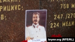 Портрет Сталина у Вечного огня в центре Севастополя, 9 мая 2025 года