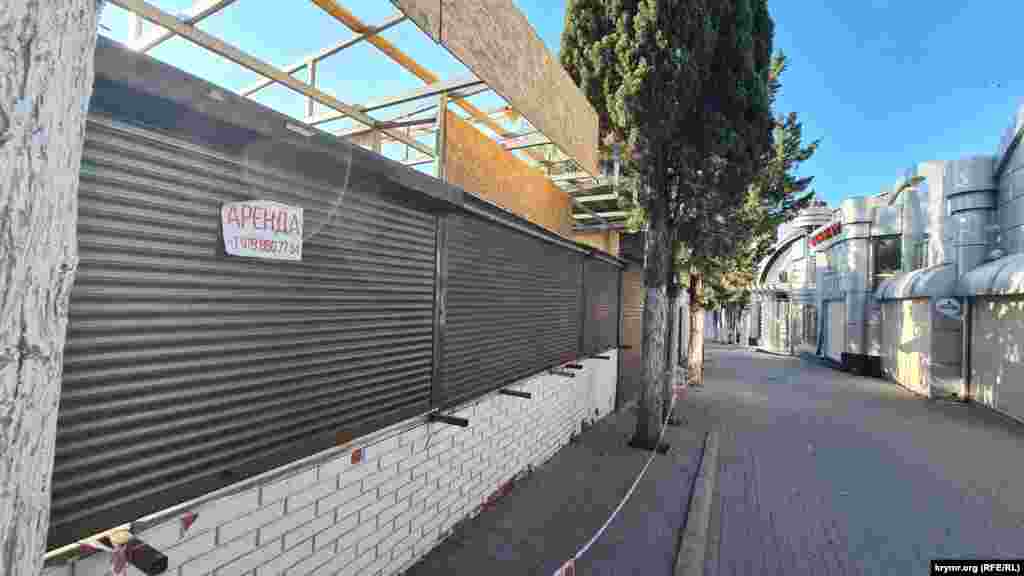 Деякі навіть великі об'єкти на Кипарисовій алеї, де до анексії вільного кіоску не було, досі шукають своїх орендарів. Судак, Крим, початок червня 2025 р.