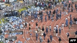 ماموران امنیتی در ۱۳ دسامبر ۲۰۲۵، همزمان با خروج لیونل مسی، از ورزشگاه سالت لیک در کلکته سعی در کنترل جمعیت دارند