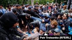 &#x41F;&#x43E;&#x43B;&#x438;&#x446;&#x435;&#x439;&#x441;&#x43A;&#x438;&#x435; &#x437;&#x430;&#x434;&#x435;&#x440;&#x436;&#x438;&#x432;&#x430;&#x44E;&#x442; &#x43B;&#x44E;&#x434;&#x435;&#x439; &#x43D;&#x430; &#x43F;&#x43B;&#x43E;&#x449;&#x430;&#x434;&#x438; &#x432; &#x446;&#x435;&#x43D;&#x442;&#x440;&#x435; &#x410;&#x43B;&#x43C;&#x430;&#x442;&#x44B;. 9 &#x438;&#x44E;&#x43D;&#x44F; 2019 &#x433;&#x43E;&#x434;&#x430;.