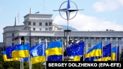 Прапори України і Євросоюзу та емблема НАТО на Європейській площі у центрі Києва (ілюстраційне фото)