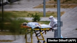 Nu există încă informații suficiente legate de cum s-ar răspândi varianta Lambda a coronavirusului. Cercetările efectuate până acum asupra variantei au avut loc doar în laborator.