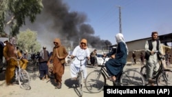 O coloană de fum se vede înălțându-se în aer după luptele date între talibani și trupele afgane, în Kandahar, la sud-vest de Kabul, Afganistan. Fotografie realizată joi, 12 august 2021.