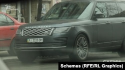 12 квітня знімальна група «Схем» знову помітила авто депутата Арістова біля того ж закладу