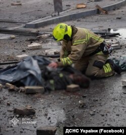 Трое спасателей погибли в Киеве во время российской воздушной ракетно-дроновой атаки. Киев, Украина, 6 июня 2025 года