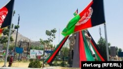 د کابل بېلابېلې سیمې د افغانستان د خپلواکۍ د بېرته ترلاسه کولو د سلمې کلیزې په مناسبت په بیرغونو او د امان‌الله خان انځورونو تزئین شوې دي.