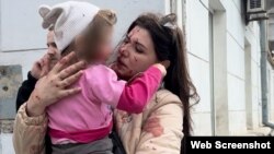 Ця мама прикрила дитину собою, коли російська ракета влучила у середмістя Сум у Вербну неділю. 13 квітня 2025 року 