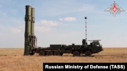 Зенітна ракетна система (ЗРС) С-500 перед виконанням випробувальних бойових стрільб по швидкісній балістичній цілі на полігоні «Капустин Яр», РФ, 2023 рік