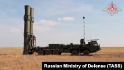 Зенитная ракетная система С-500 перед выполнением испытательных боевых стрельб по скоростной баллистической цели на полигоне Капустин Яр, РФ, 2023 год