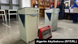 Сүрөттө: Талас шаарындагы шайлоо участогунда сууктан иштебей калган үкөк. 10-январь, 2021-жыл.