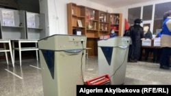 Сломавшаяся на избирательном участке в городе Таласе автоматическая считывающая урна, 10 января 2021 г.