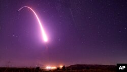 Testarea unei rachete balistice intercontinentale Minuteman 3 fără focos nuclear la bord, baza aeriană Vanderberg, California, Statele Unite, 2 octombrie 2019.