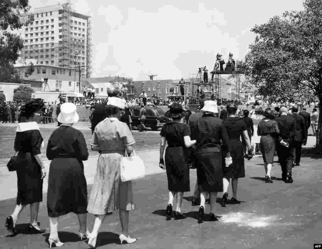 На погребот на Мерилин Монро. Умре од преголема доза на лекови на 5 август 1962 година. 