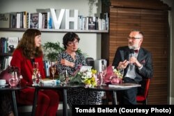 Директор Слов'янського інституту Вацлав Черак (праворуч) і колишня голова Академії наук Чеської Республіки Ева Зажімалова (посередині) розповіли, як Чехія підтримала українських науковців