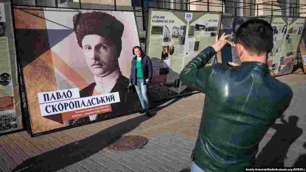 Іноземка. Наталія з Румунії. Подорожує. Цікавить історія України. На виставці випадково &nbsp;