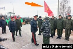 Міністар абароны Віктар Хрэнін паціскае руку кіраўніку вайскова-патрыятычнага клюбу «Грэнада» на фоне сьцяга «За веру, царя и святую триединую Русь!», які трымаюць выхаванцы клюбу на адкрыцьці стадыёну Слонімскай 11-й мэханізаванай брыгады. 23 лістапада 2024 году